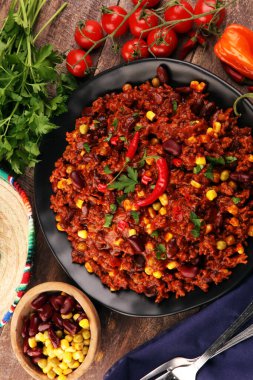 Acılı biberli makarna. Meksika yemekleri lezzetli ve biber ve böbreklerle baharatlı.