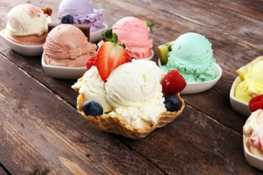 Taze yaban mersini, çilek, kivi, limon ve vanilya aromalı çeşitli dondurma çeşitleri. Yaz ve Tatlı dondurma