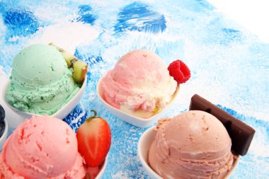 Taze yaban mersini, çilek, kivi, limon ve vanilya aromalı çeşitli dondurma çeşitleri. Yaz ve Tatlı dondurma