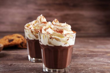 Kakaolu sıcak çikolata ve kremalı çikolatalı kurabiye.