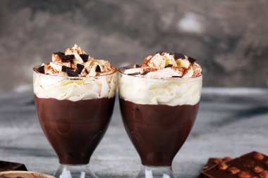 Kakaolu sıcak çikolata ve kremalı çikolatalı kurabiye.