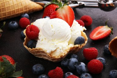 Masada taze böğürtlenli vanilyalı dondurma.