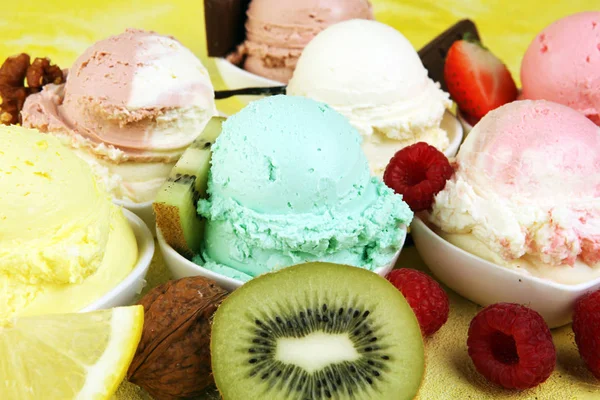 Verschiedene Eissorten Mit Frischen Blaubeeren Erdbeeren Kiwi Zitrone Vanille Auf — Stockfoto