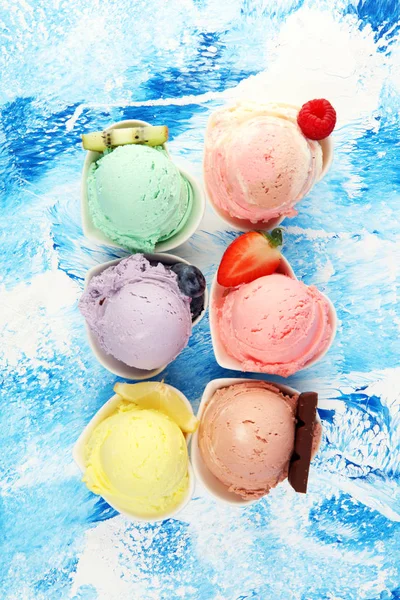 Разнообразный Вкус Мороженого Свежей Черникой Клубникой Киви Лимоном Ванилью Деревенском — стоковое фото