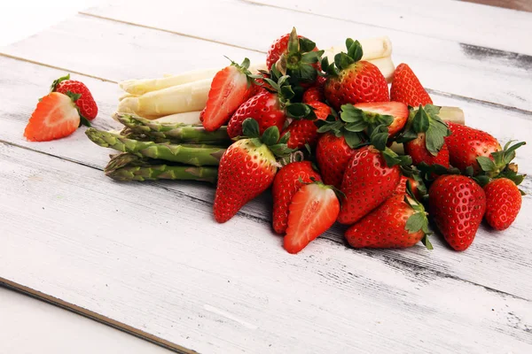 Espárragos Frescos Blancos Verdes Con Montón Fresas Saludables — Foto de Stock