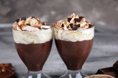 Kakaolu sıcak çikolata ve kremalı çikolatalı kurabiye.