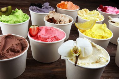Taze yaban mersini, çilek, kivi, limon ve vanilya aromalı çeşitli dondurma çeşitleri. Yaz ve Tatlı dondurma