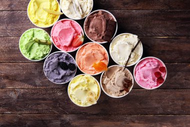 Taze yaban mersini, çilek, kivi, limon ve vanilya aromalı çeşitli dondurma çeşitleri. Yaz ve Tatlı dondurma