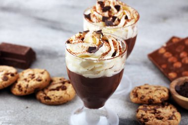 Kakaolu sıcak çikolata ve kremalı çikolatalı kurabiye.