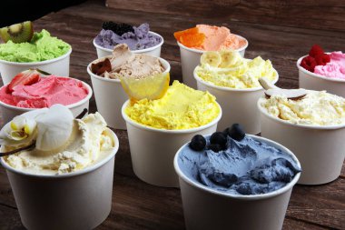 Taze yaban mersini, çilek, kivi, limon ve vanilya aromalı çeşitli dondurma çeşitleri. Yaz ve Tatlı dondurma
