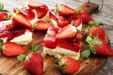 çilekli pasta ve birçok taze çilek