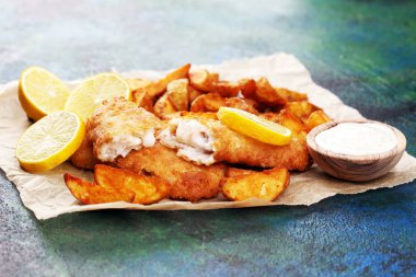 Kızarmış balık ve patates cipsinden oluşan geleneksel İngiliz balık ve cipsi. Paketlenecek balık