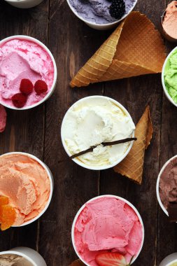 Taze yaban mersini, çilek, kivi, limon ve vanilya aromalı çeşitli dondurma çeşitleri. Yaz ve Tatlı dondurma