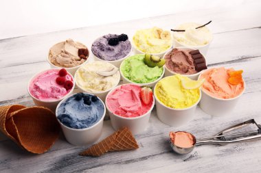 Taze yaban mersini, çilek, kivi, limon ve vanilya aromalı çeşitli dondurma çeşitleri. Yaz ve Tatlı dondurma