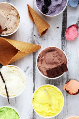 Taze yaban mersini, çilek, kivi, limon ve vanilya aromalı çeşitli dondurma çeşitleri. Yaz ve Tatlı dondurma