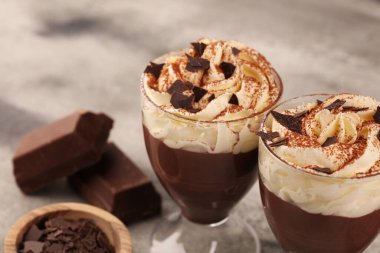 Kaliteli arka planda krem şantili sıcak çikolata, seçici odak