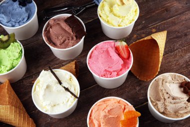 Taze yaban mersini, çilek, kivi, limon ve vanilya aromalı çeşitli dondurma çeşitleri. Yaz ve Tatlı dondurma