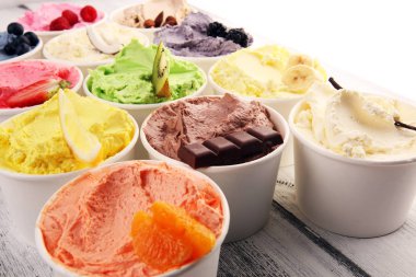 Taze yaban mersini, çilek, kivi, limon ve vanilya aromalı çeşitli dondurma çeşitleri. Yaz ve Tatlı dondurma