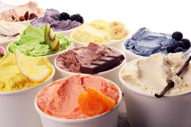 Taze yaban mersini, çilek, kivi, limon ve vanilya aromalı çeşitli dondurma çeşitleri. Yaz ve Tatlı dondurma