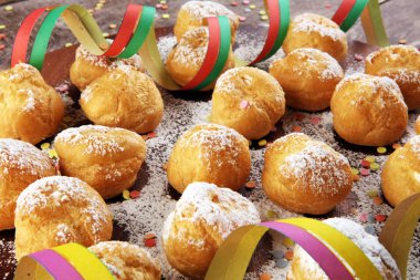 Krapfen ya da konfeti ve flamalı donut. Renkli karnaval ya da doğum günü partisi geçmişi