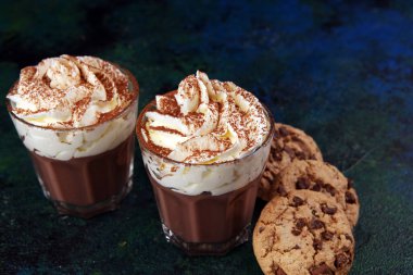 Kakaolu sıcak çikolata ve kremalı çikolatalı kurabiye.