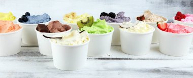 Taze yaban mersini, çilek, kivi, limon ve vanilya aromalı çeşitli dondurma çeşitleri. Yaz ve Tatlı dondurma