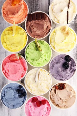 Taze yaban mersini, çilek, kivi, limon ve vanilya aromalı çeşitli dondurma çeşitleri. Yaz ve Tatlı dondurma