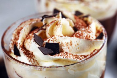 Kakaolu sıcak çikolata ve kremalı çikolatalı kurabiye.