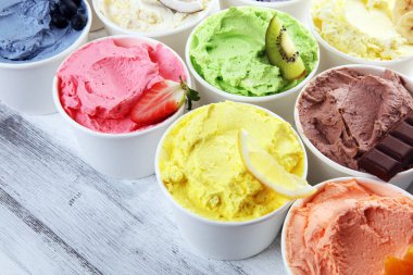 Taze yaban mersini, çilek, kivi, limon ve vanilya aromalı çeşitli dondurma çeşitleri. Yaz ve Tatlı dondurma