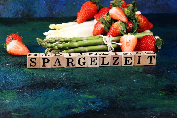 Asparagi Freschi Bianchi Verdi Con Mazzo Fragole Sane Con Lettera — Foto Stock