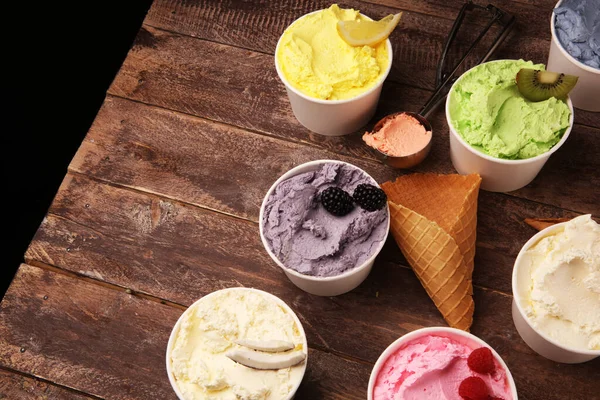 新鮮なブルーベリー イチゴ キウイ レモン 素朴な背景にバニラのセットアップとアイスクリームの味の様々な 夏と甘いアイスクリーム — ストック写真