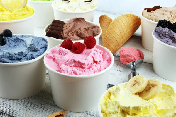 Taze yaban mersini, çilek, kivi, limon ve vanilya aromalı çeşitli dondurma çeşitleri. Yaz ve Tatlı dondurma