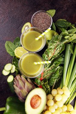 Sağlıklı yeşil smoothie ve malzemeler - vitaminli detoks, diyet, sağlık, vejetaryen gıda konsepti