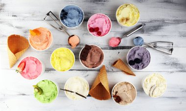 Taze yaban mersini, çilek, kivi, limon ve vanilya aromalı çeşitli dondurma çeşitleri. Yaz ve Tatlı dondurma