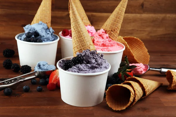 各种冰淇淋口味的蓝莓 黑莓设置在乡村背景 夏天和甜蜜菜单的概念 白羊座和冰淇淋 — 图库照片