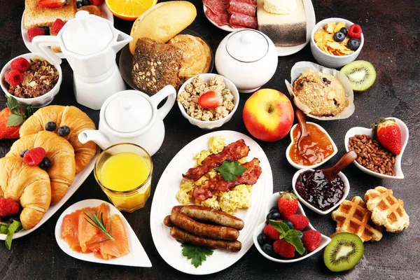 Ontbijt Geserveerd Met Koffie Sinaasappelsap Croissants Ontbijtgranen Fruit Evenwichtig Dieet — Stockfoto