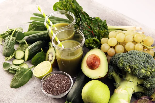 健康的な緑のスムージーと成分 ビタミンとデトックス ベジタリアンフードコンセプト — ストック写真