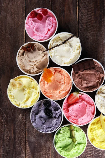 新鮮なブルーベリー イチゴ キウイ レモン 素朴な背景にバニラのセットアップとアイスクリームの味の様々な 夏と甘いアイスクリーム — ストック写真