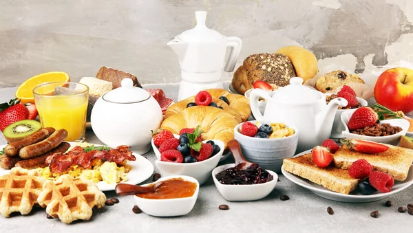 Desayuno Servido Con Café Zumo Naranja Croissants Cereales Frutas Dieta —  Fotos de Stock
