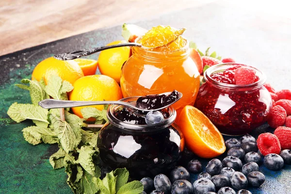 Auswahl Marmeladen Saisonalen Beeren Pflaumen Minze Und Früchten Mandarinenmarmelade — Stockfoto
