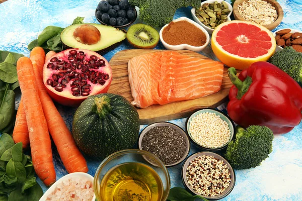 Selección Alimentos Sanos Limpios Pescado Frutas Verduras Cereales Verduras Hoja — Foto de Stock