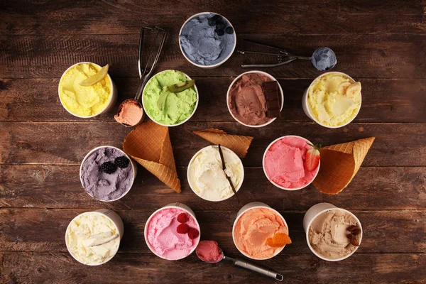 Různé Chuti Zmrzliny Čerstvým Borůvkovým Jahodovým Kiwi Citrónem Vanilkové Nastavení — Stock fotografie