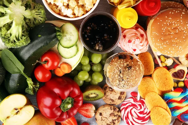Egészséges Vagy Egészségtelen Étel Fogalmi Fotó Egészséges Egészségtelen Ételekről Gyümölcs — Stock Fotó