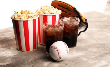 Masada patlamış mısır ve kola. Beyzbol partisi yemeği. 