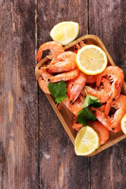 Çiğ taze karides Langostino Austral. Limonlu ve baharatlı karides.