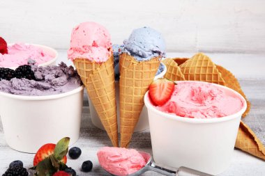 Çeşitli dondurma aromalı yabanmersini, çilek, böğürtlen aromalı kırsal alanda. Yaz ve Tatlı menü konsepti. Çilek ve dondurma.