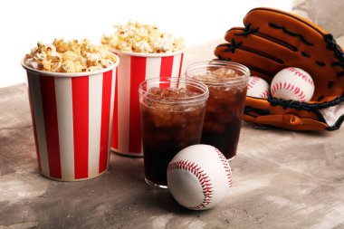 Masada patlamış mısır ve kola. Beyzbol partisi yemeği. 