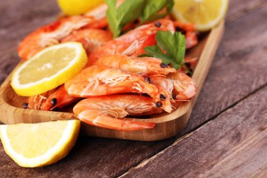 Çiğ taze karides Langostino Austral. Limonlu ve baharatlı karides.