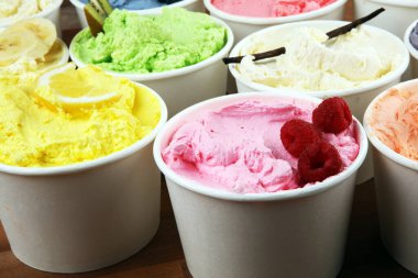 Taze yaban mersini, çilek, kivi, limon ve vanilya aromalı çeşitli dondurma çeşitleri. Yaz ve Tatlı dondurma