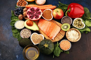 Sağlıklı gıda temiz yeme seçimi: arka planda balık, meyve, sebze, tahıl, yaprak sebzesi